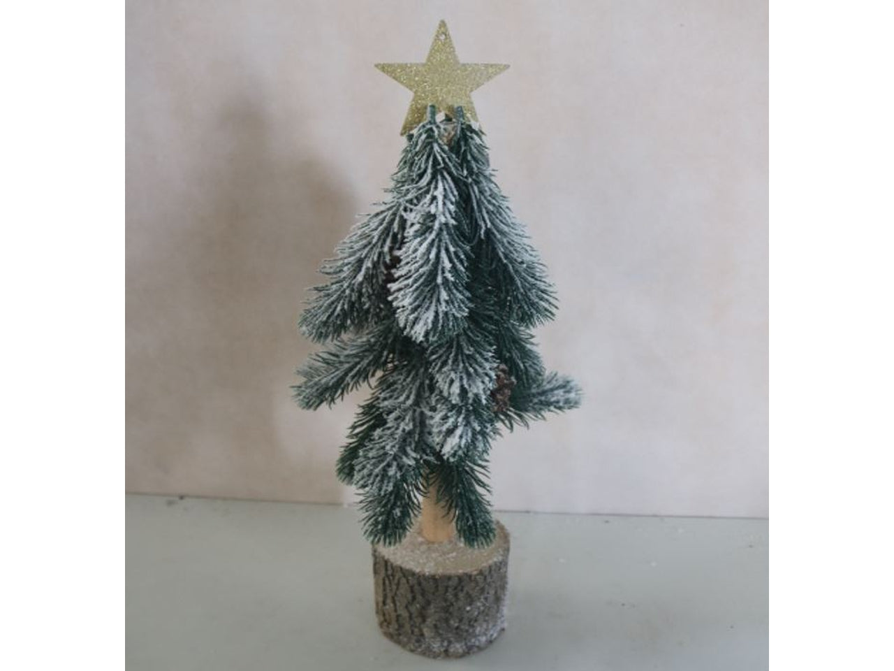 Albero 46cm innevato con base in legno, pigne e bacche