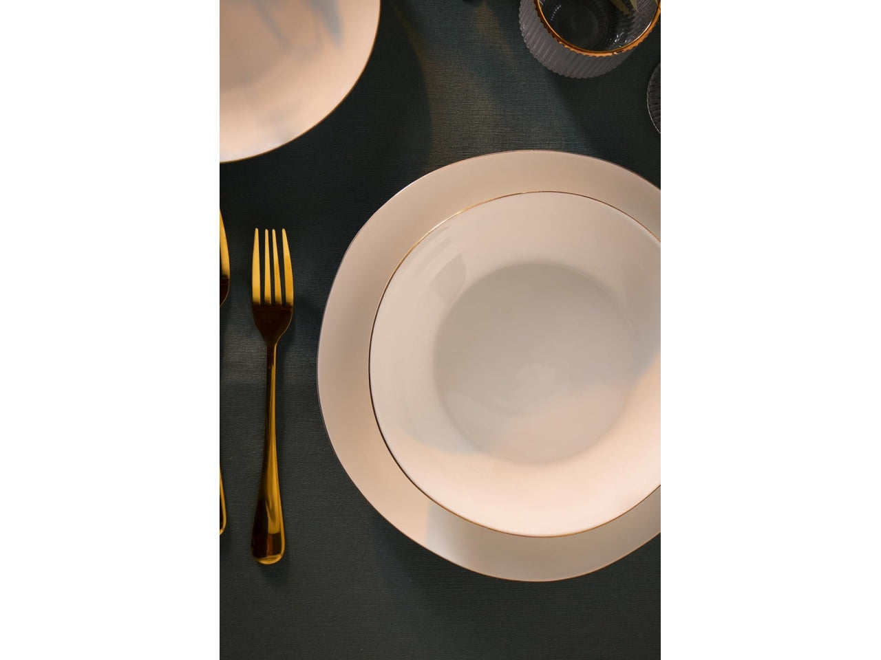 Servizio tavola 18 pz  Delphi filo oro