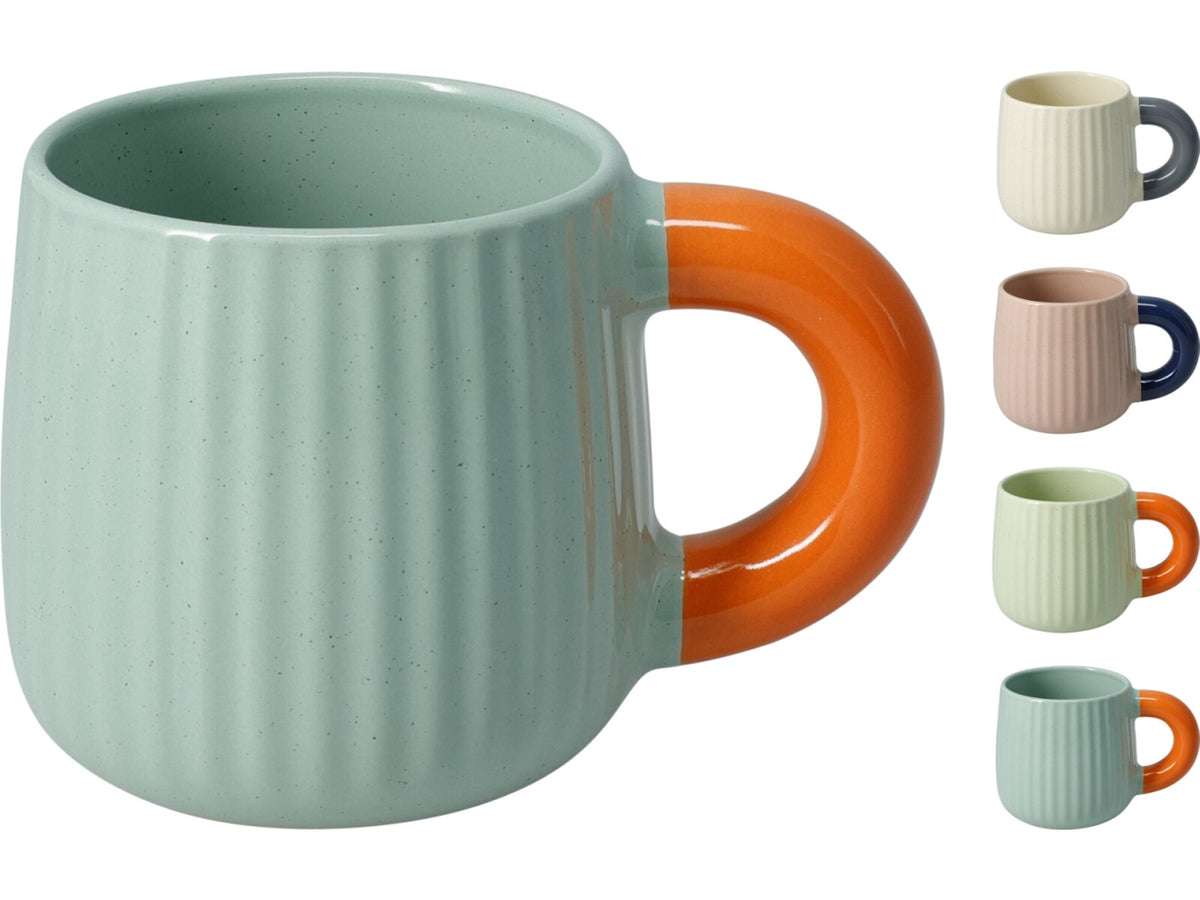 Tazza in gres da 395ml in 4 colori assortiti: crema, verde chiaro, blu e rosa. Con manico colorato, design puntinato e interno colorato. Ogni pezzo Ã¨ dotato di backstamp decorativo