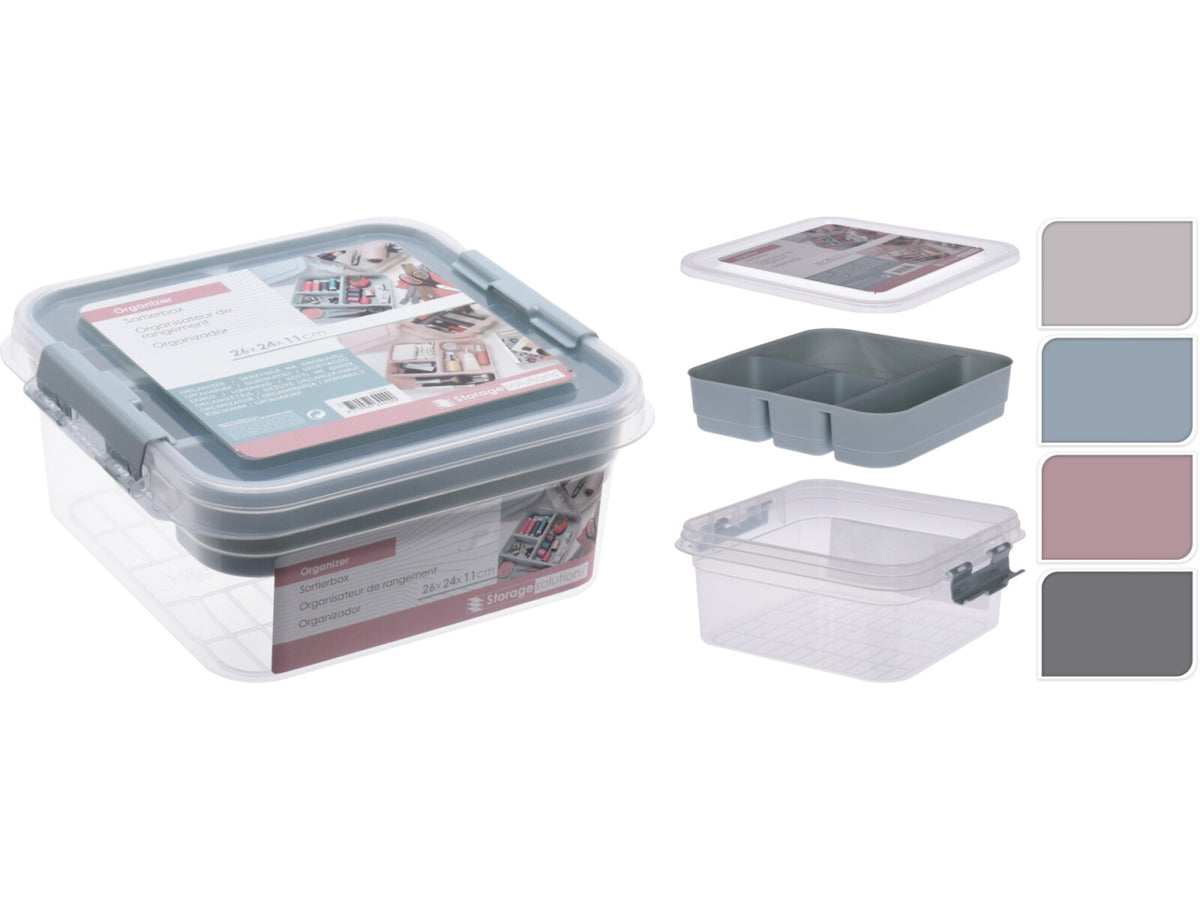 Organizer in PP, dimensioni 26x24x11cm, forma quadrata con due clip laterali. Peso 415gr Disponibile in 4 colori assortiti