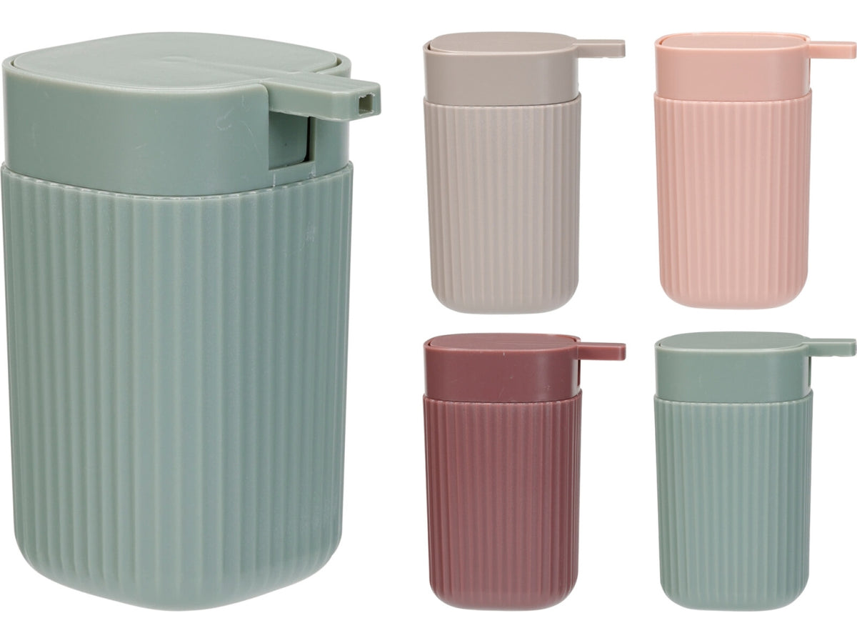 Dispenser per sapone in materiale PS con capacitÃ  di 430ml. Dimensioni 7,5x9,8x13cm, peso 113gr. Con design a righe e finitura esterna opaca. Disponibile in 4 colori assortiti