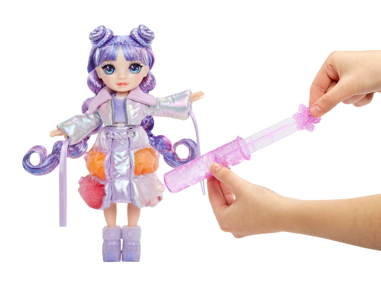 Rainbow High Winter Wonderland Doll Violet: Bambola Fashion Viola di 28 cm con Abiti Invernali, Accessori e Kit Pupazzo di Neve, Gioco Unisex per Bambini 4+ | MGA Entertainment