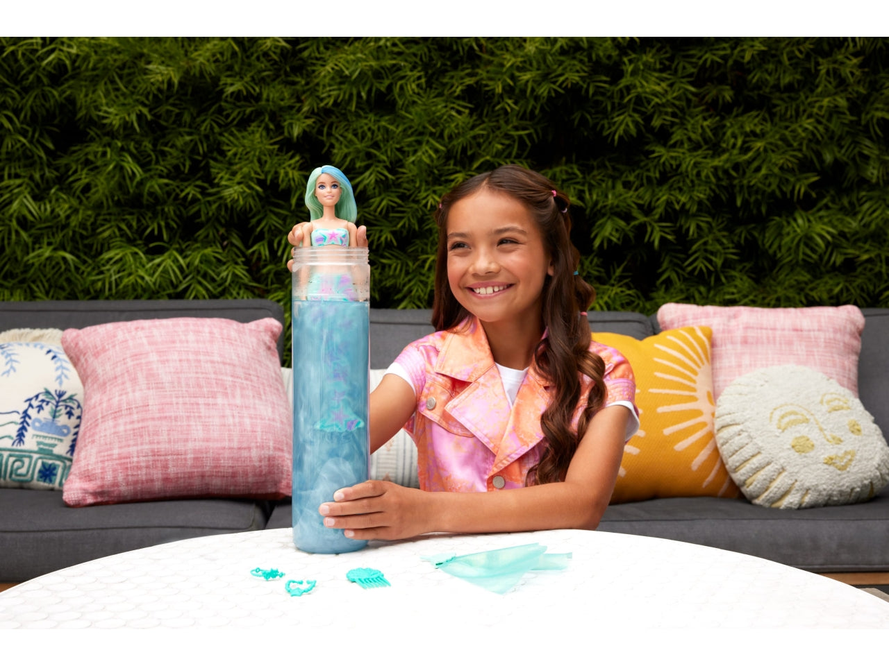 Barbie - Color Reveal Serie Sirena assortimento bambole con corpetto cambia colore 6 accessori a sorpresa da scoprire inclusi giocattolo per bambini 3+ anni HRK12