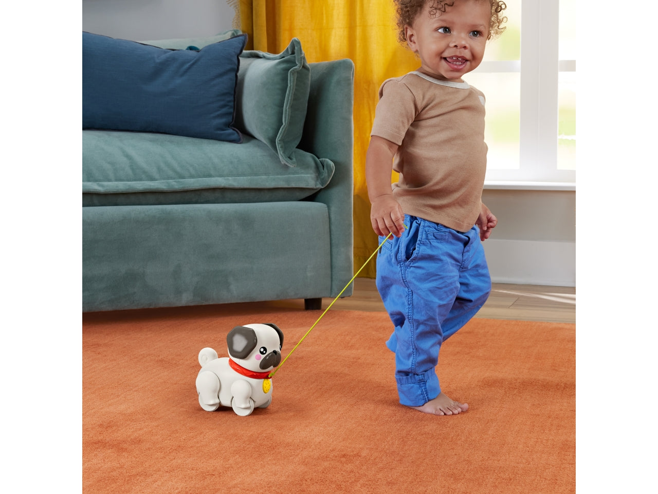 Fisher-Price Pets - Carlino Cammina con Me cucciolo trainabile con guinzaglio e suoni incoraggia a camminare e abbaia con il movimento giocatolo per bambini 12+ mesi HTW94