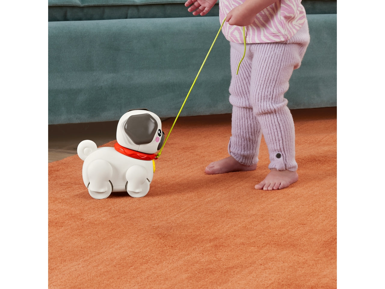 Fisher-Price Pets - Carlino Cammina con Me cucciolo trainabile con guinzaglio e suoni incoraggia a camminare e abbaia con il movimento giocatolo per bambini 12+ mesi HTW94