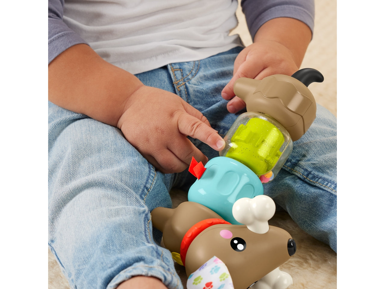 Fisher-Price Pets - Bassotto Gira e Gioca cucciolo per il gioco sensoriale con sonaglino e coda girevole clac clac orecchie e lingua morbide giocattolo per bambini 6+ mesi HTW91