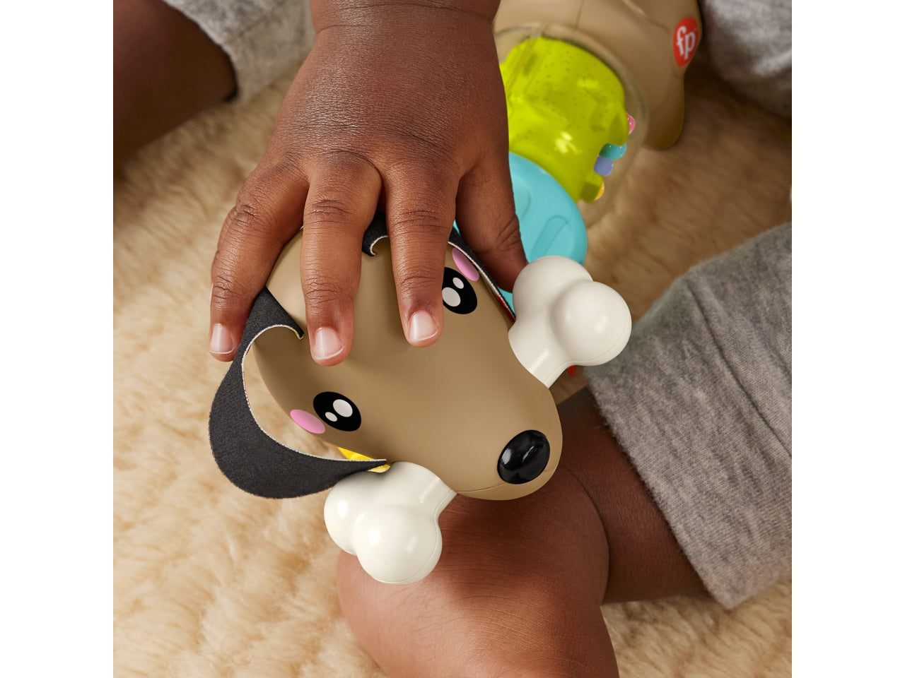 Fisher-Price Pets - Bassotto Gira e Gioca cucciolo per il gioco sensoriale con sonaglino e coda girevole clac clac orecchie e lingua morbide giocattolo per bambini 6+ mesi HTW91