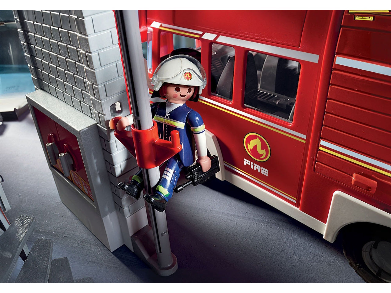 Playmobil Mega Set dei Vigili del Fuoco, edizione esclusiva per il 50° anniversario, con veicoli di emergenza dettagliati e accessori interattivi, giocattolo per bambini dai 4 anni in su | Playmobil