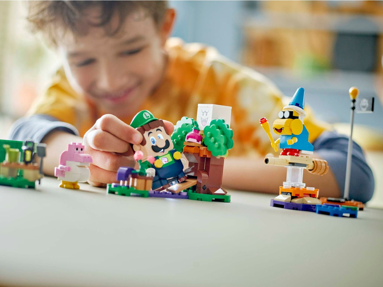 LEGO Luigi - Avventure con il set giocattolo interattivo: unisciti a LEGO Luigi in una missione per scoprire chi ha avvelenato il giardino con questo playset LEGO Super Mario per bambini 71440