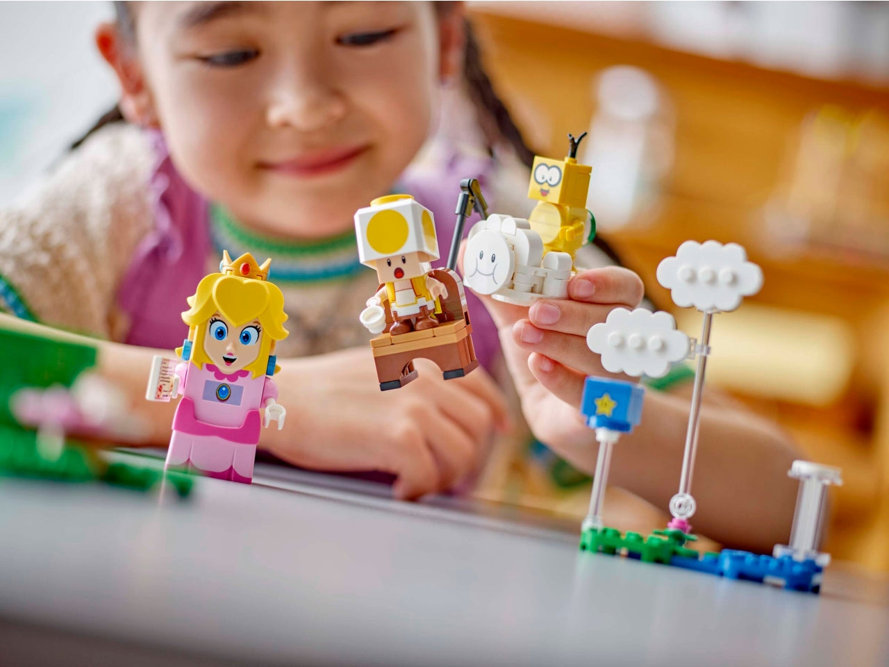 LEGO Peach - Set di gioco con principessa per divertenti avventure con interattiva: unisciti a LEGO Peach per un picnic e aiutala a volare sulla nuvola di Lakitu per salvare Toad giallo 71441