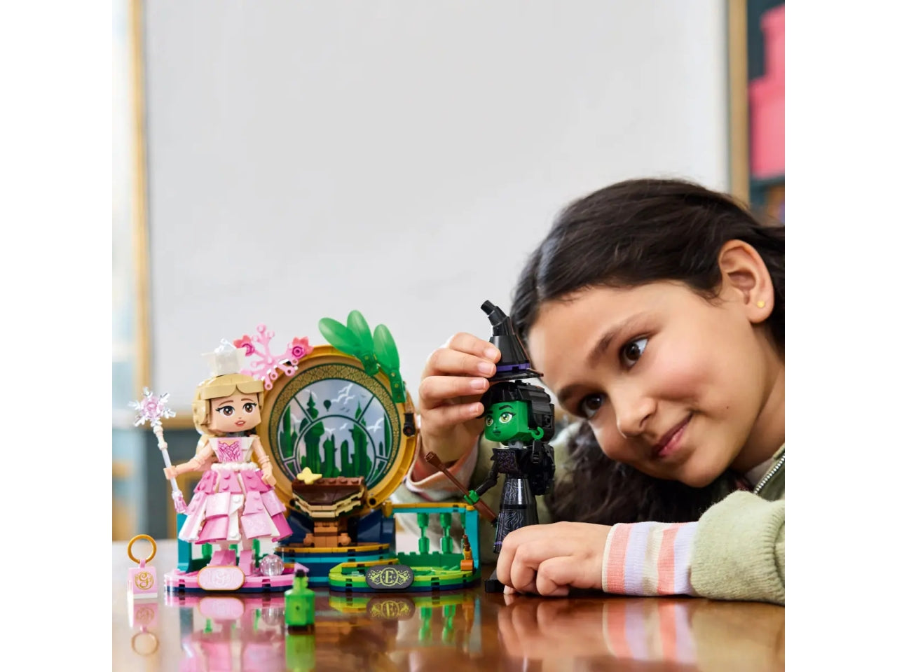 LEGO Wicked Personaggi di Elphaba e Glinda, Giochi di Fantasia per Bambine e Bambini da 10 Anni, 2 Figure da Costruire con Scopa Giocattolo, Borsa e Corona, Idea Regalo di Compleanno dal Film 75682