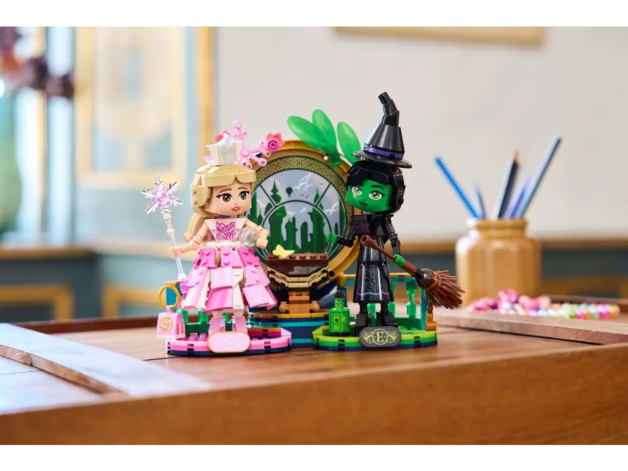 LEGO Wicked Personaggi di Elphaba e Glinda, Giochi di Fantasia per Bambine e Bambini da 10 Anni, 2 Figure da Costruire con Scopa Giocattolo, Borsa e Corona, Idea Regalo di Compleanno dal Film 75682