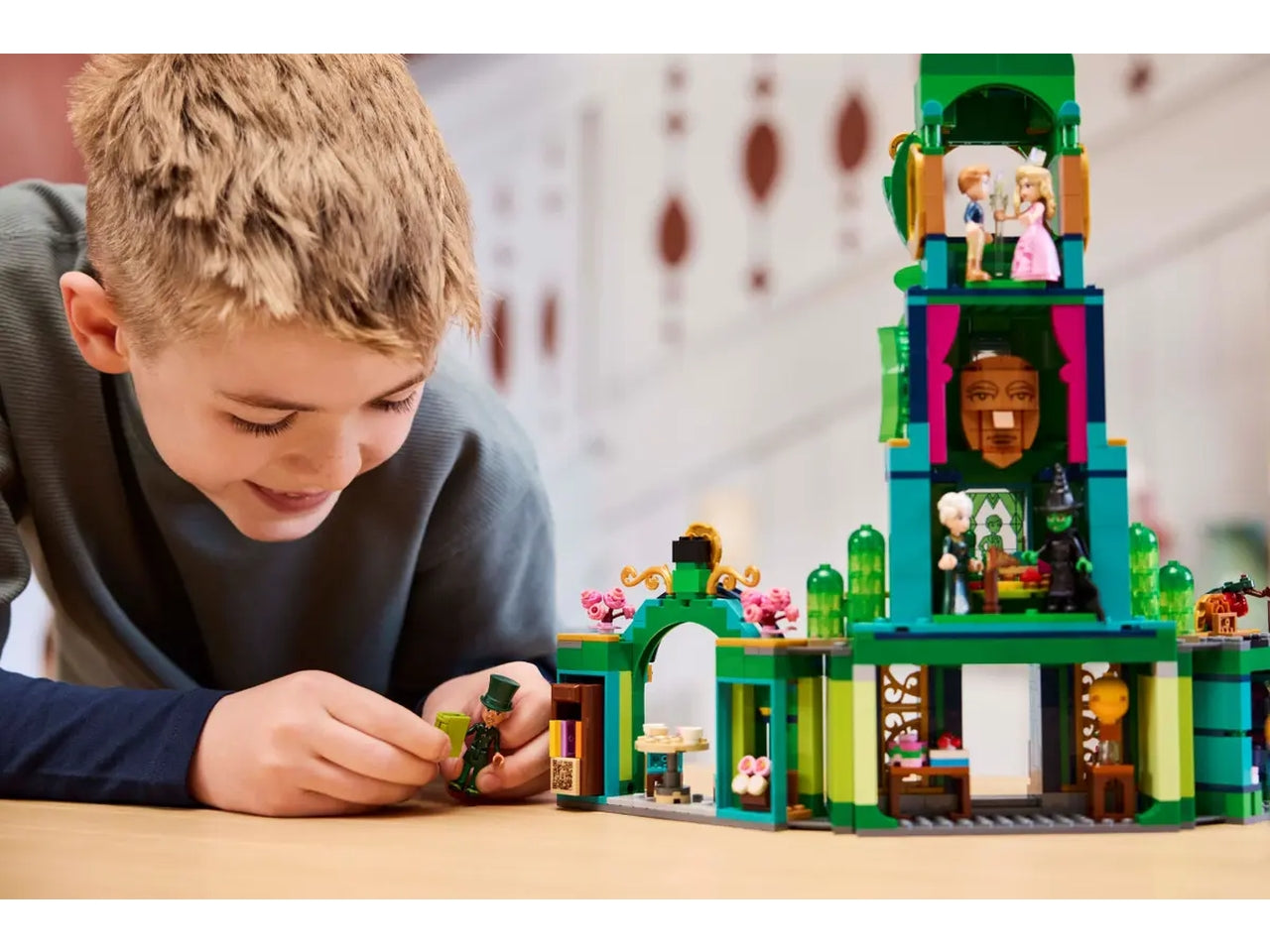 LEGO Wicked Benvenuti nella Città di Smeraldo, Gioco da Collezione per Bambine e Bambini da 9 Anni con Torre Giocattolo da Costruire e 5 Personaggi del Film tra cui Glinda e Elphaba, Idea Regalo 75684