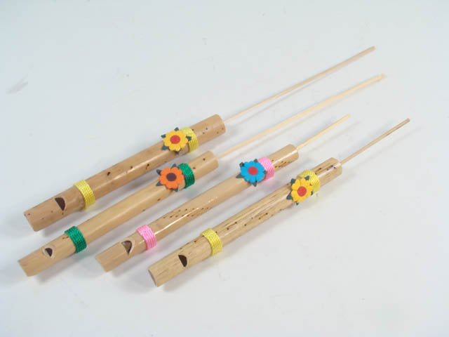 Flauto di bamboo con decorazione floreale