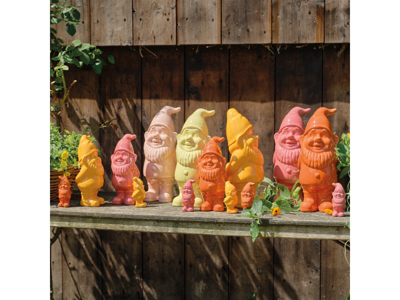 Gnomo in ceramica 15x14cm x altezza 35cm in 3 colori assortiti