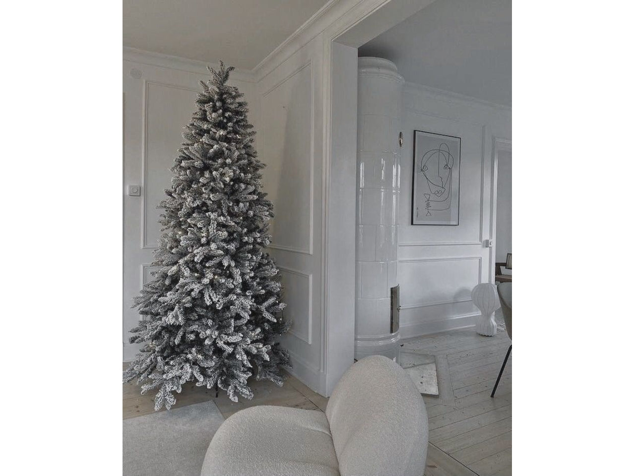 Albero di natale floccato modello north ice altezza 180cm in pe + pvc con 711 rami